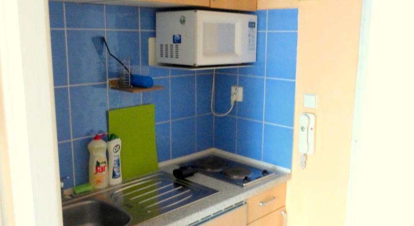 Luxury Family Hotel Royal Palace Prague Luaran gambar A microwave oven in a kitchen