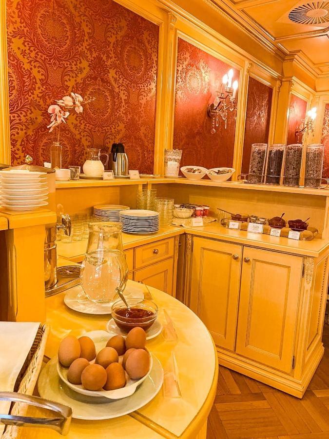 Luxury Family Hotel Royal Palace Prague Luaran gambar A Turkish coffee counter