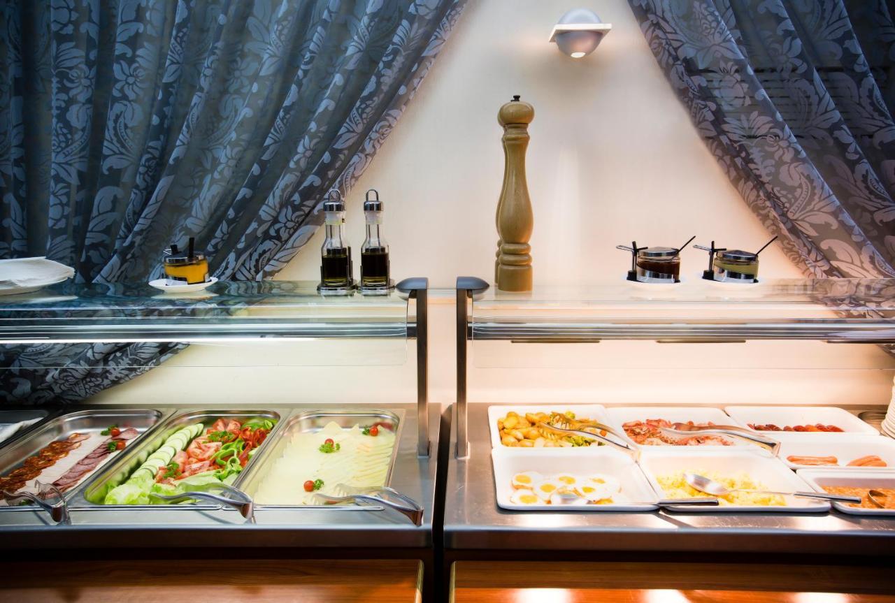 Luxury Family Hotel Royal Palace Prague Luaran gambar A salad bar