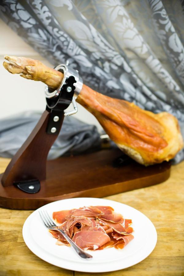 Luxury Family Hotel Royal Palace Prague Luaran gambar Jamón Ibérico
