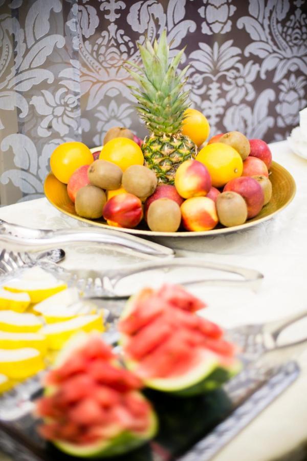 Luxury Family Hotel Royal Palace Prague Luaran gambar Fruit salad