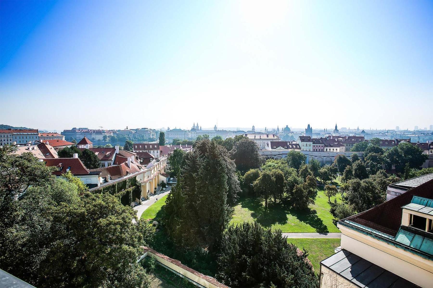 Luxury Family Hotel Royal Palace Prague Luaran gambar View of the park
