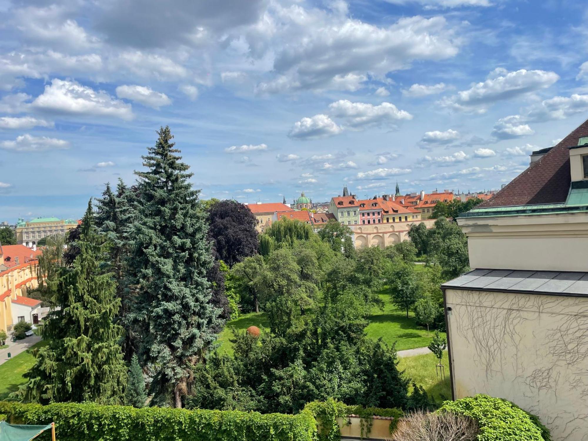 Luxury Family Hotel Royal Palace Prague Luaran gambar View of the park