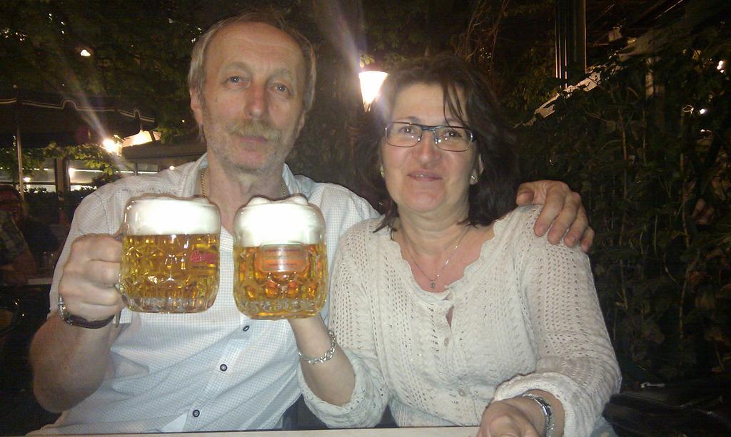 Luxury Family Hotel Royal Palace Prague Luaran gambar A German couple drinking beer