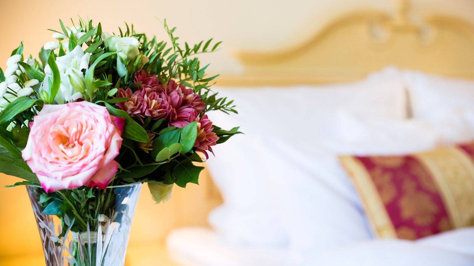 Luxury Family Hotel Royal Palace Prague Bilik gambar A bouquet of flowers