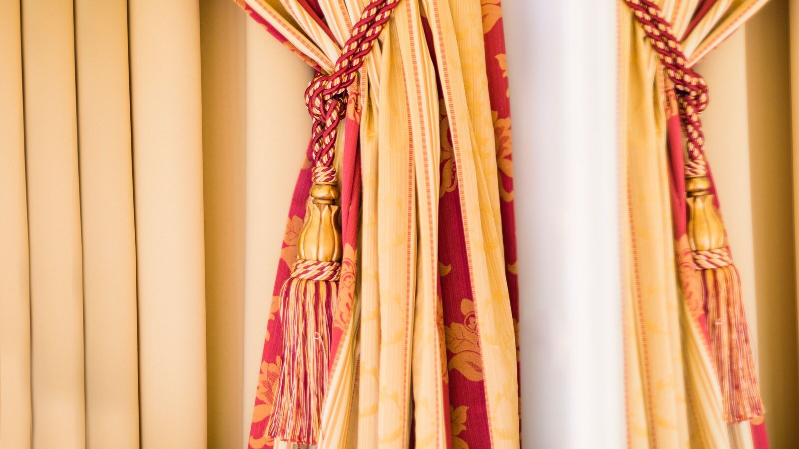 Luxury Family Hotel Royal Palace Prague Bilik gambar Curtains