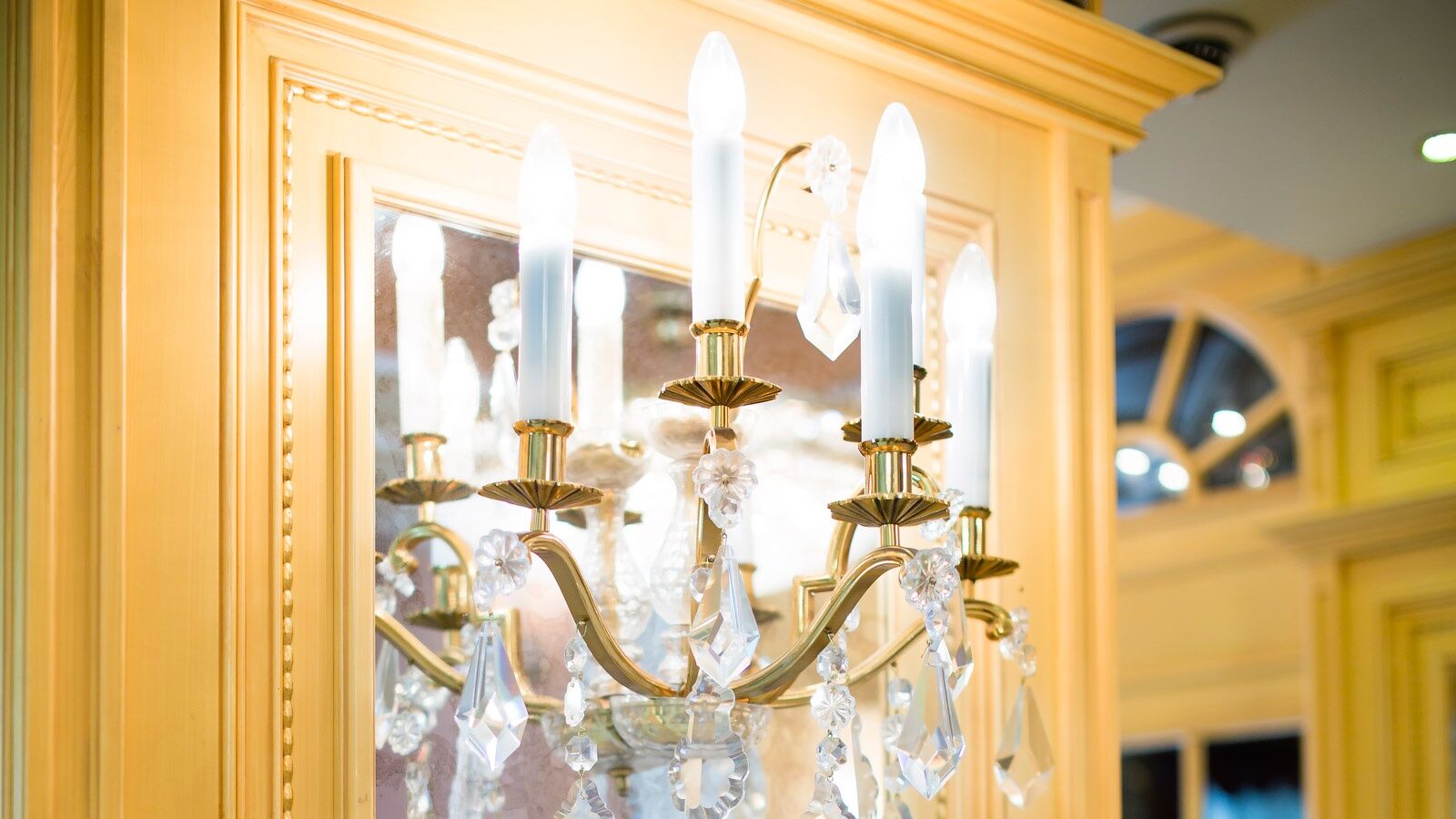 Luxury Family Hotel Royal Palace Prague Bilik gambar A chandelier
