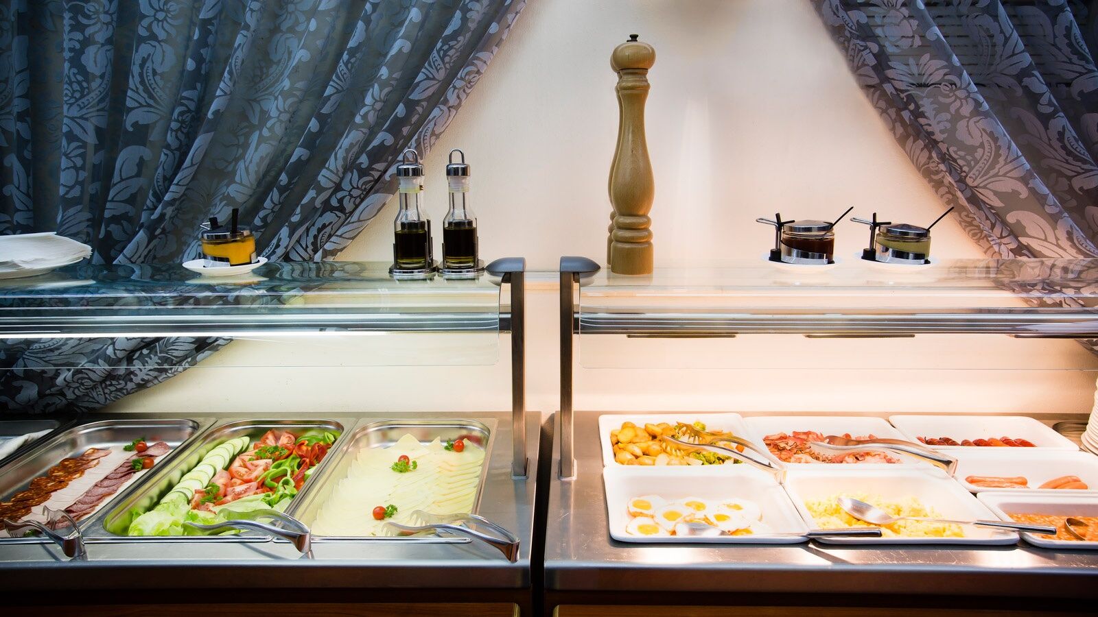 Luxury Family Hotel Royal Palace Prague Restoran gambar A salad bar