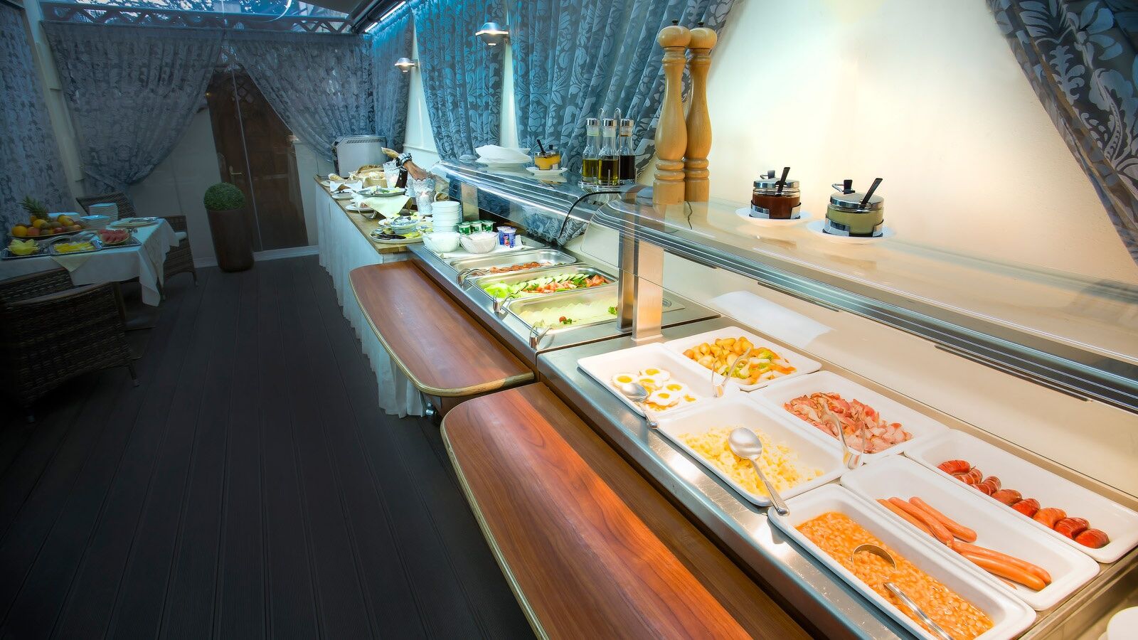 Luxury Family Hotel Royal Palace Prague Restoran gambar A salad bar