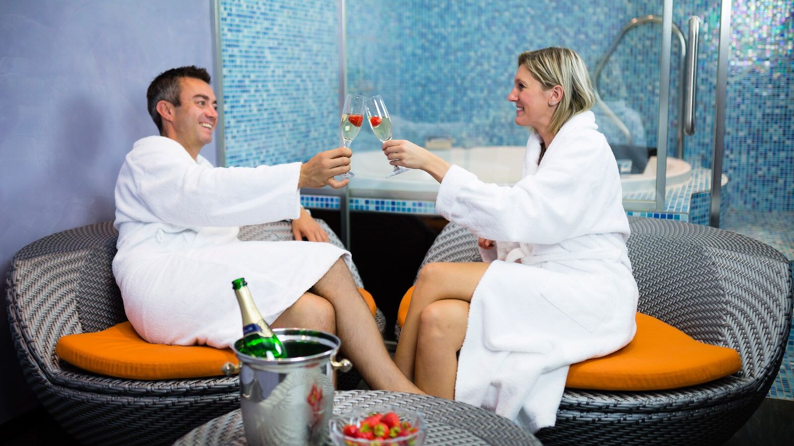 Luxury Family Hotel Royal Palace Prague Kemudahan gambar A couple wearing bathrobes